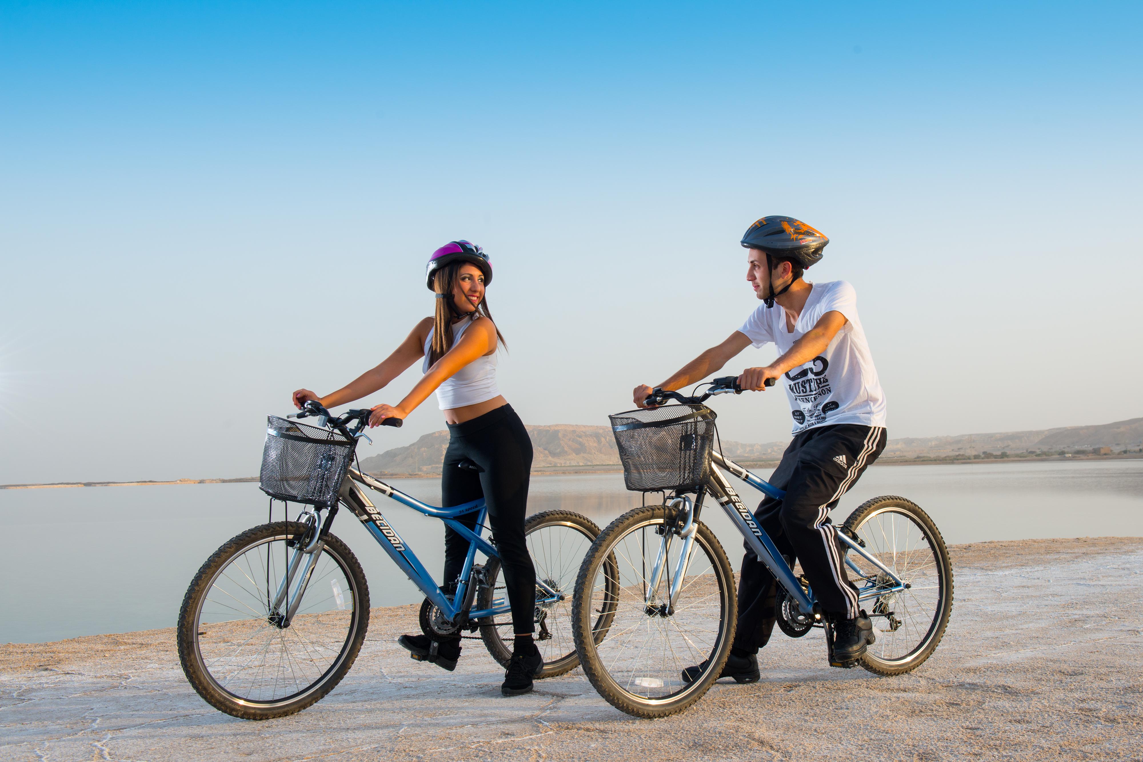 Leonardo Club Hotel Dead Sea Neve Zohar Exteriér fotografie Biking at the Dead Sea
