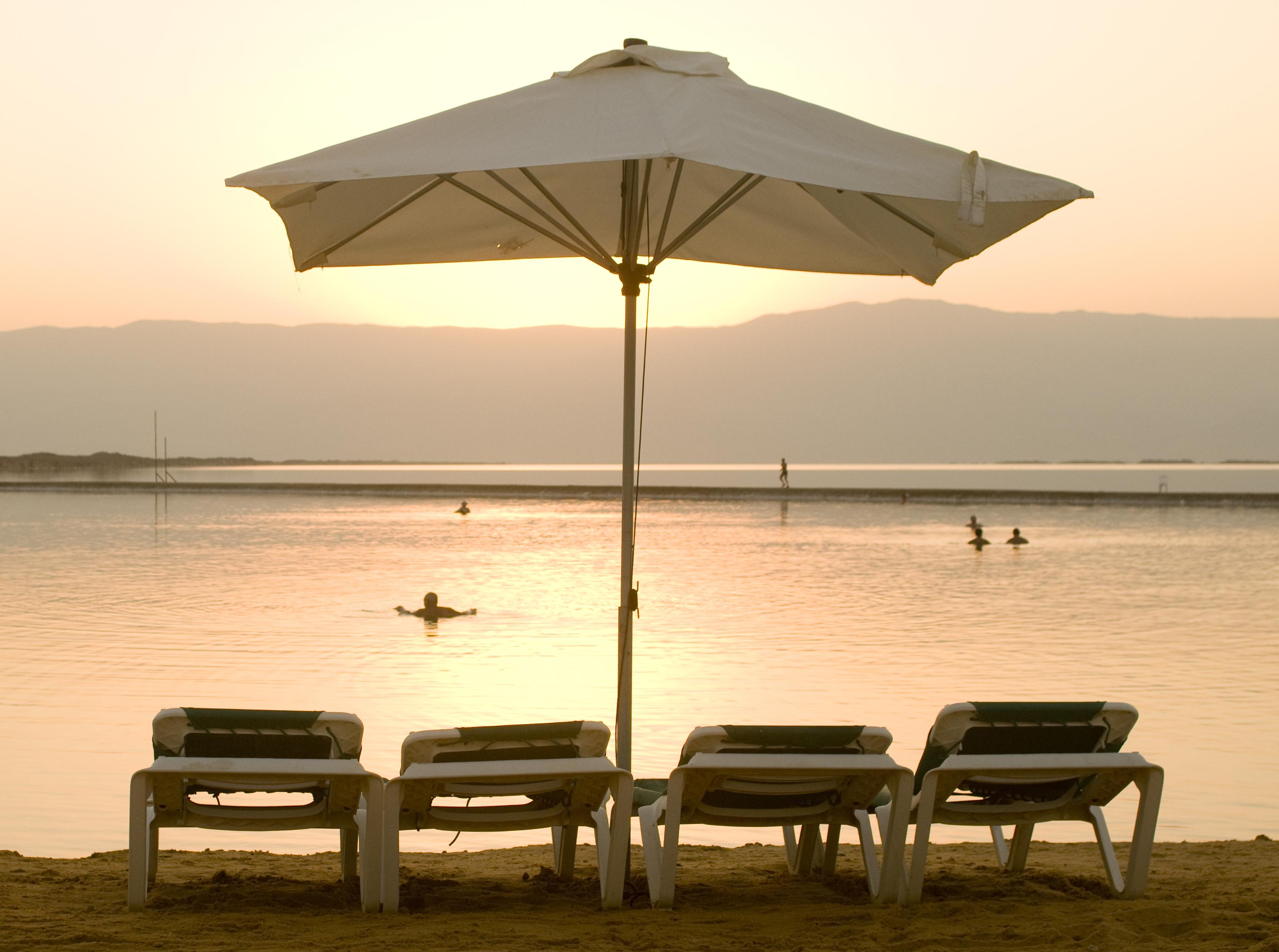 Leonardo Club Hotel Dead Sea Neve Zohar Exteriér fotografie Beach chairs and umbrella