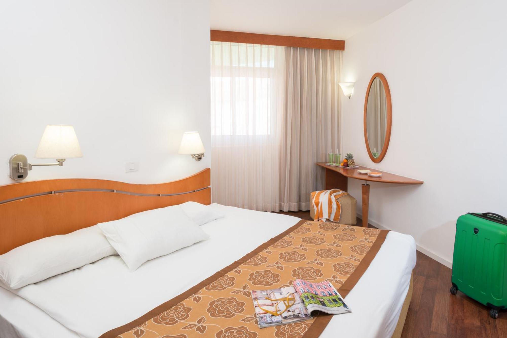Leonardo Club Hotel Dead Sea Neve Zohar Exteriér fotografie A bed runner